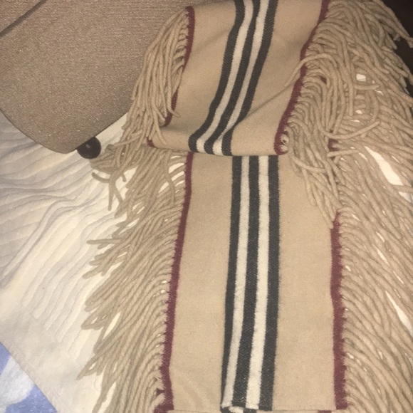 💯% authentic Burberry fringed neck scarf🧣 - Picture 2 of 3